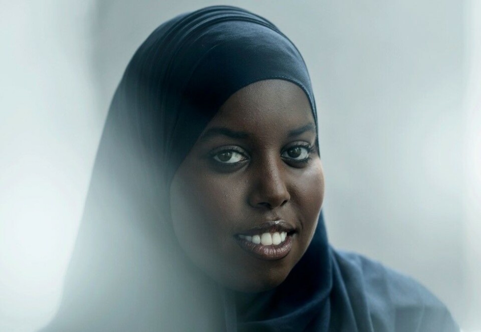 Kritiserer VG: - På samme måte som en ikke kan forvente at kun kvinnelige journalister skal dekke feminisme, skal journalister med minoritetsbakgrunn ikke alene ha i oppgave å øke mangfoldet, hva nå enn det betyr, skriver forfatter, Fett-redaktør og Morgenbladet-skribent Sumaya Jirde Ali. Foto: Line Ørnes Søndergaard