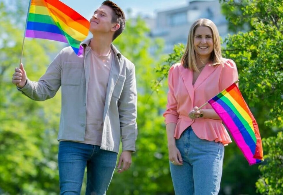 Programledere: Om en drøy uke skal Silje Nordnes lede Norges første Pride-sending på NRK sammen med Benjamin Silseth. Foto: NRK / Cato Ingebrigtsen