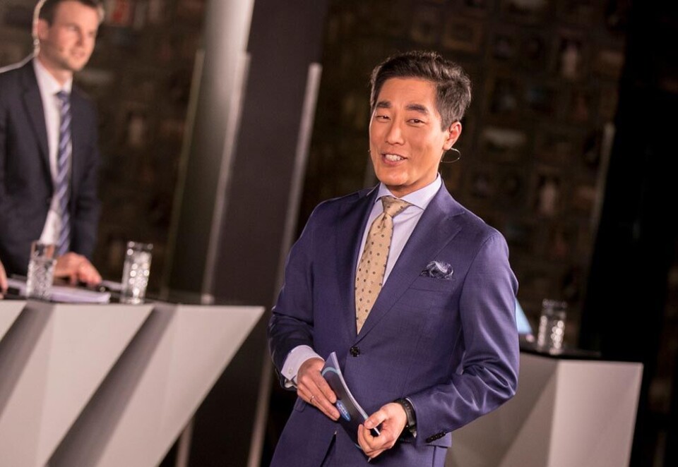 NRKs programleder Fredrik Solvang gjør flere nye grep under valgkampens første partilederdebatt. Publikum får stemme over tema for debatten, og partilederne får selve velge seg en duellant. Foto: Scanpix.