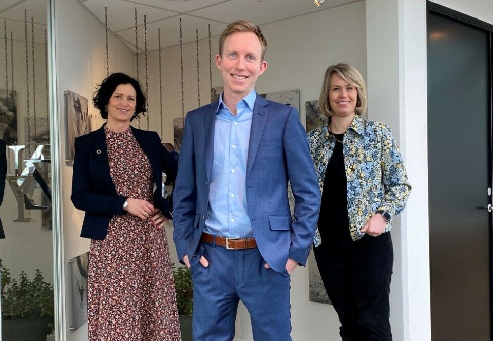 Teamer opp: Daglig leder i Zynk Guro Størvold, nyansatte Vegard Storbråten Øye og partner Marte Ramuz Eriksen. Nå teller byrået 17 ansatte. Foto: Zynk