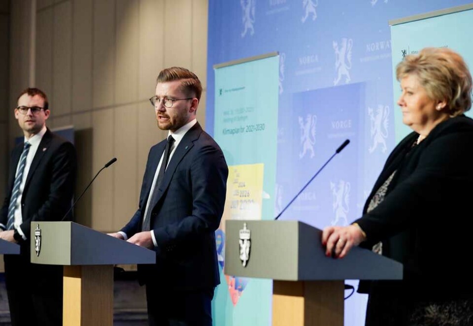 Legger frem klimameldingen: Regjeringen stiller i dag sammen både på scene og i annonser. Her karne- og familieminister Kjell Ingolf Ropstad (Krf), klima- og miljøminister Sveinung Rotevatn (V) og statsminister Erna Solberg (H) under fredagens ressekonferanse der regjeringen legger fram stortingsmeldingen «Klimaplan for 2021-2030». Foto: Berit Roald / NTB