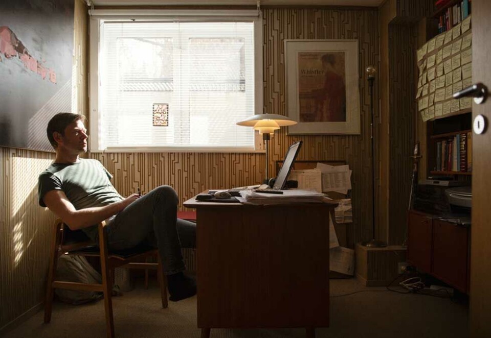 I skrivestuen: Henrik Langeland tror ikke det er mulig å toppe salget av den første boken om Christian von der Hall på 100.000 eksemplarer. - Nei, det tror jeg ikke er mulig. «Wonderboy» var noe helt unikt og boken var med på å definere en tid, sier han. Foto: