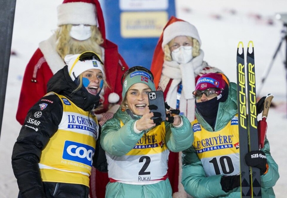 Kaldt: Frida Karlsson, Therese Johaug og Heidi Weng stilte til start under sprengkulde i Ruka. De var også med å lokke seere til Nents kanaler. Foto: Torstein Bøe / NTB