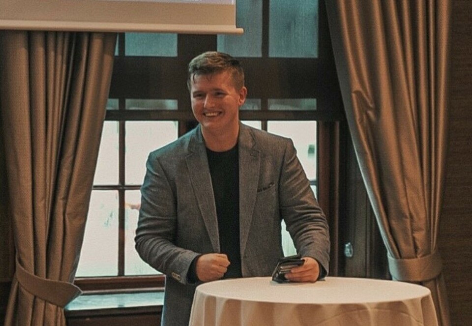 Bidrar til klagerekord: Leder for Ungdom mot EU, Kim René Hamre, er fornøyd med at «Nei til EU» sitt Acer-søksmål av staten har satt en ny klagerekord i Kringkastingsrådet. En av de som er kritiske til dekningen er nettopp Hamre.