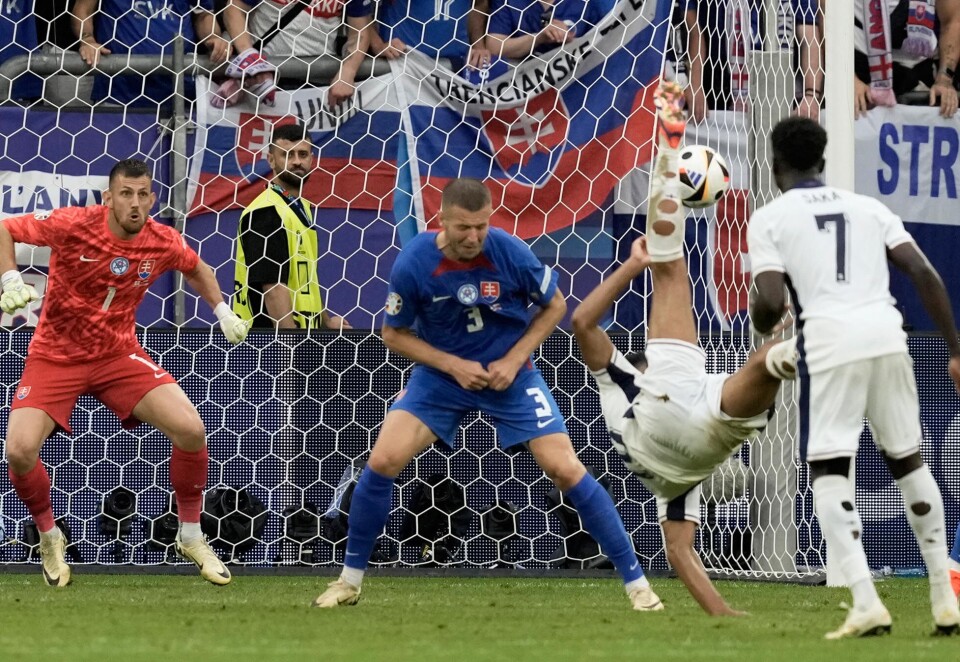 Supermål: Englands stjernespiss Jude Bellingham viste frem det ypperste av fotballkunst da han brassesparket inn utligningsmålet for England i søndagens høydramatiske åttendelsfinale mot Slovakia på TV 2. Fotball-EM er en suksess for både TV 2 og NRK, men statskanalen vokser mest i juni. Foto;: NTB.