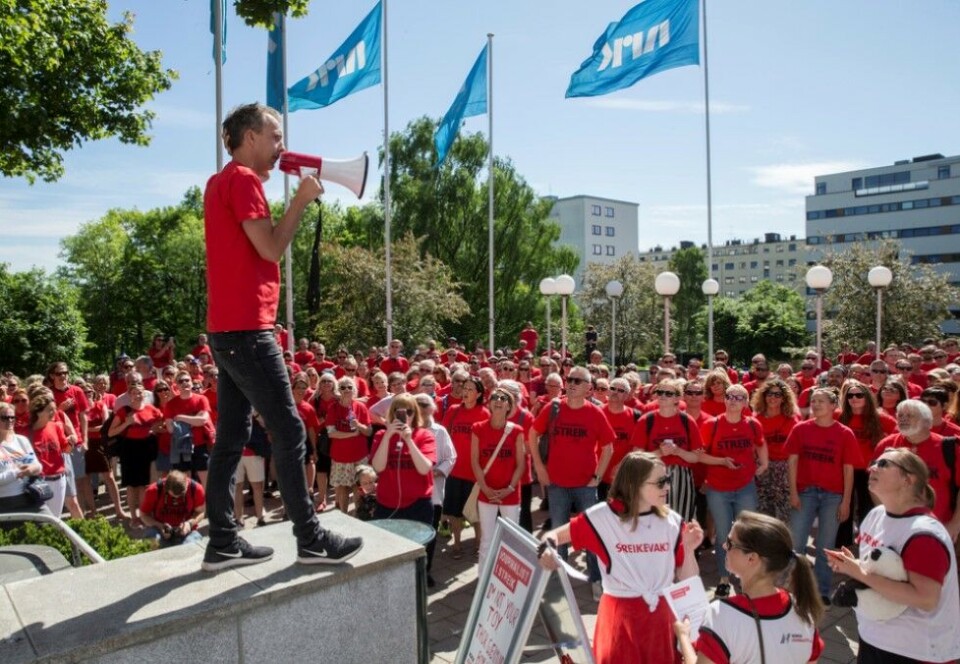 Journaliststreik: Da NRK-journalistene forhandlet lønn ved siste hovedoppgjør endte det i streik. Her fra en demonstrasjon ledet av tidligere NRK-journalist Jarle Roheim Håkonsen. - Vi har ingen ønsker om at noen av oppgjørene skal ende i konflikt, sier en av årets forhandlingsledere. Foto: Scanpix