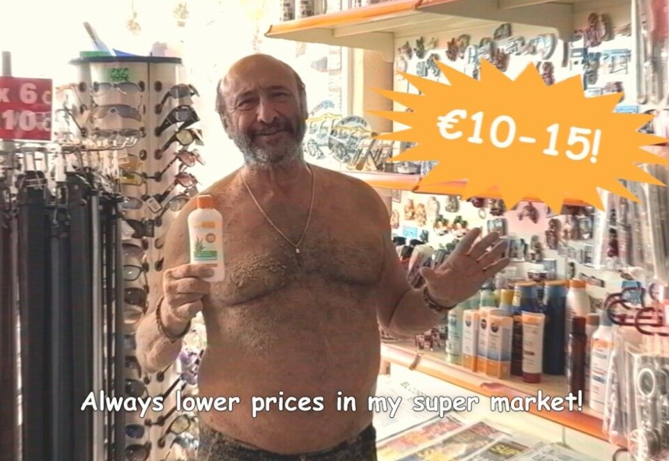 Gustavo: Gustavo i Alicante får reklamere litt for sitt eget supermarked i Widerøes nyeste reklamefilmer. Foto: Skjermdump.
