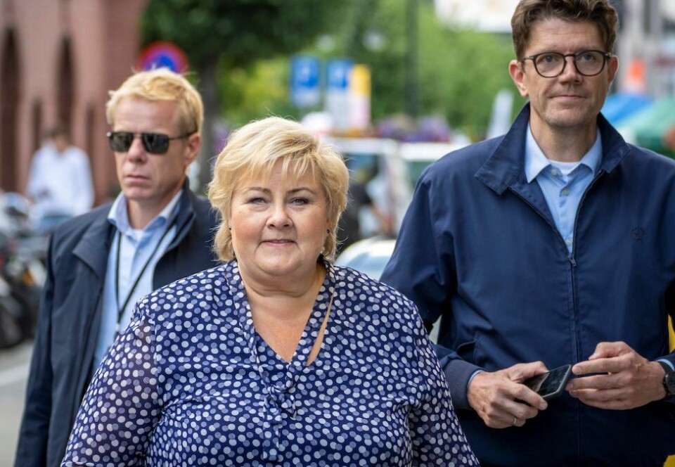 Kritisk: Statsminister Erna Solberg og statssekretær Rune Alstadsæter på vei fra et arrangement under Arendalsuka, der valgkampens første partilederdebatt fant sted. Foto: Ole Berg-Rusten/NTB