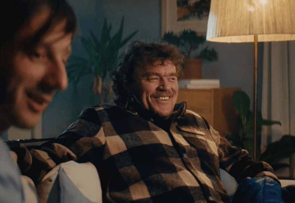 Filmglad: Lars Monsen viser seg å være en film- og serieglad mann i Telenors nyeste reklamefilmer. - Lars Monsen er en fantastisk person og perfekt ambassadør for Telenor T-We, sier tekstforfatter Marius Hanstad. Foto: Pol/Telenor.
