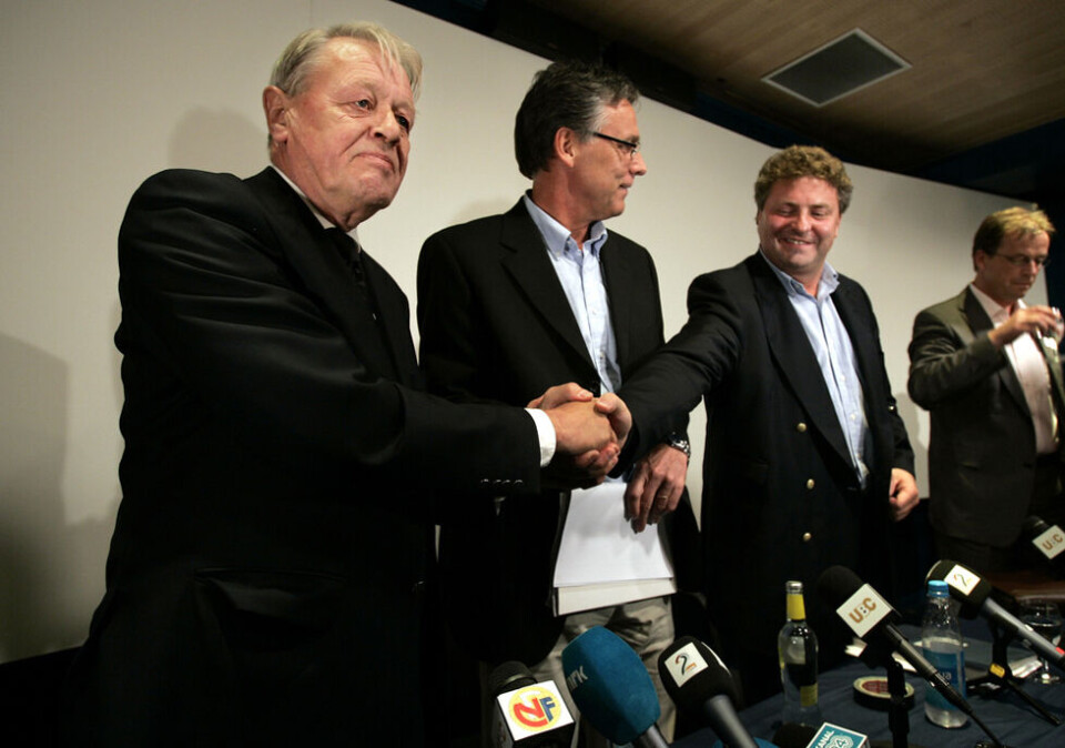 Den første milliardavtalen: Daværende TV 2-sjef Kåre Valebrokk (fra venstre) tok konkurrentene på senga da han la et milliardbud på bordet i 2005. Selgere var John Robberstad og Jon Nørstebøen. Her er Valebrokk sammen fotballens Geir P. Solstad, Stig Eide Sivertsen, den gang fra Canal Digital, og daværende leder i Norsk Toppfotball, Olav Boksasp. Foto: Erlend Aas/NTB Scanpix.