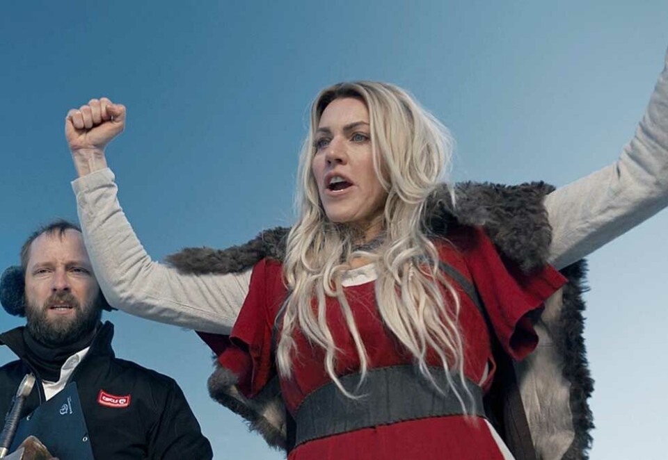 Norsk viking: På Circle Ks bensinstasjonen på Økern ble det fredag filmet et svar på General Motors nyeste reklamefilm. – De har en morsom tvist på norske klisjeer og vikinger og da valgte vi å svare på denne måten, sier informasjonsdirektør Pål Heldaas til Kampanje. Her Silje Torp som ekte norsk viking.