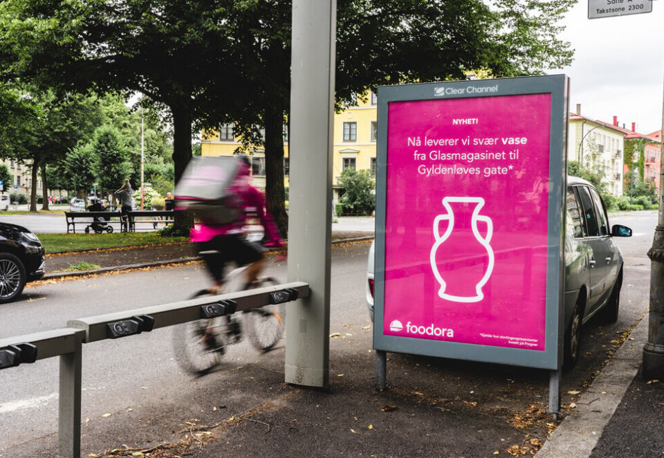 Foodora spøker med Tybring-Gjedde: Denne Foodora-plakaten står nå plassert i Gyldenløvesgate på Frogner, men flere kritiserer nå budtjenesten for å kaste seg inn i en politisk debatt. - Når leveringsmodellen til Foodora er basert på sykling synes vi det passet å gi et lite tilsvar, sier Christian Bernt i reklamebyrået We Are Live. Foto: Foodora.