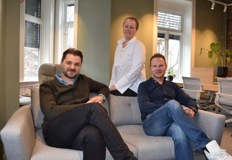 Bedre dager: Amidays-gründerne Arvid Cedergren (til venstre) og Jakob Skåltveit med kundeansvarlig Trine Kvam Hviding nye lokaler på Solli plass. Byrået legger bak seg det tøffeste kapittelet i byråets snart syv år lange historie. Foto: Dag Robert Jerijervi