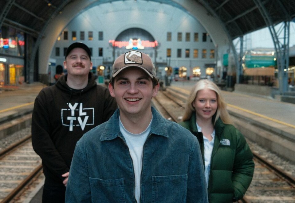 Blir med-eier: Noah Valen-Utvik er bare 20 år, men kan allerede kalle seg med-eier i et byrå. Her står han med kreativ leder Marius Solberg til venstre og Maren Aas Nakken til høyre.