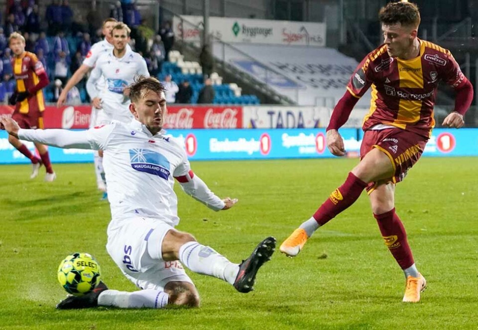 Starter salget: Sarpsborg 08s Tobias Heintz og Haugesunds Fredrik Pallesen Knudsen (t.v) i eliteseriekampen i fotball på Haugesund stadion. TV-konsernet Discovery har rettighetene i dag, men nå starter salget for neste rettighetsperiode. Foto: Jan Kåre Ness/NTB.