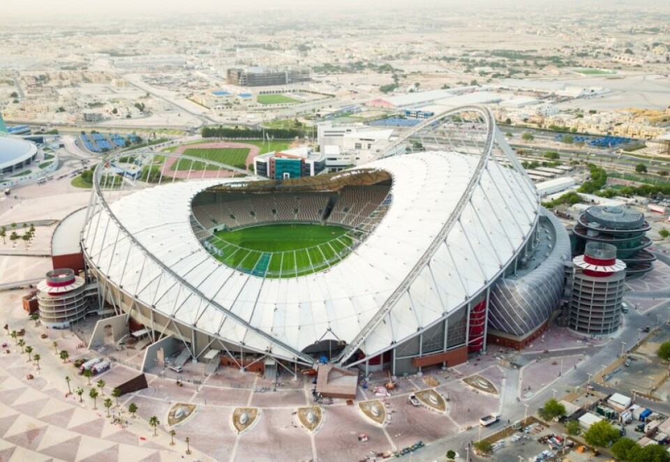 Veien mot VM: Arbeidsinnvandrere som dør preger avisoverskriftene i oppladningen mot Fotball-VM i Qatar neste år. - FIFA må som arrangør ta ansvar for å få klarlagt om og hvordan dette knytter seg til VM-forberedelsene spesifikt, sier TV 2-sjef Olav Sandnes. På bildet er Khalifa International Stadium som er en av VM-stadionene neste år Foto: FIFA / Handout via Reuters