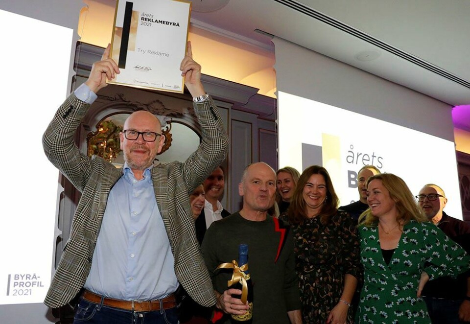 19. gang: Kjetil Try (t.v.) kan heve diplomet over hodet for 19. gang på rad etter at Try ble årets byrå. Han lover å gå for seier nummer 20 til neste år. Foto: Eivor Eriksen