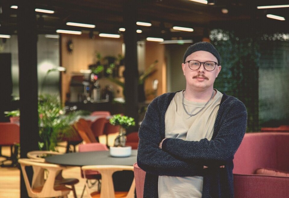 Nytt fjes: Ny kommunikasjonsdesigner Jimmy Andersson på plass i GKs lokaler i Oslo. Foto: GK.