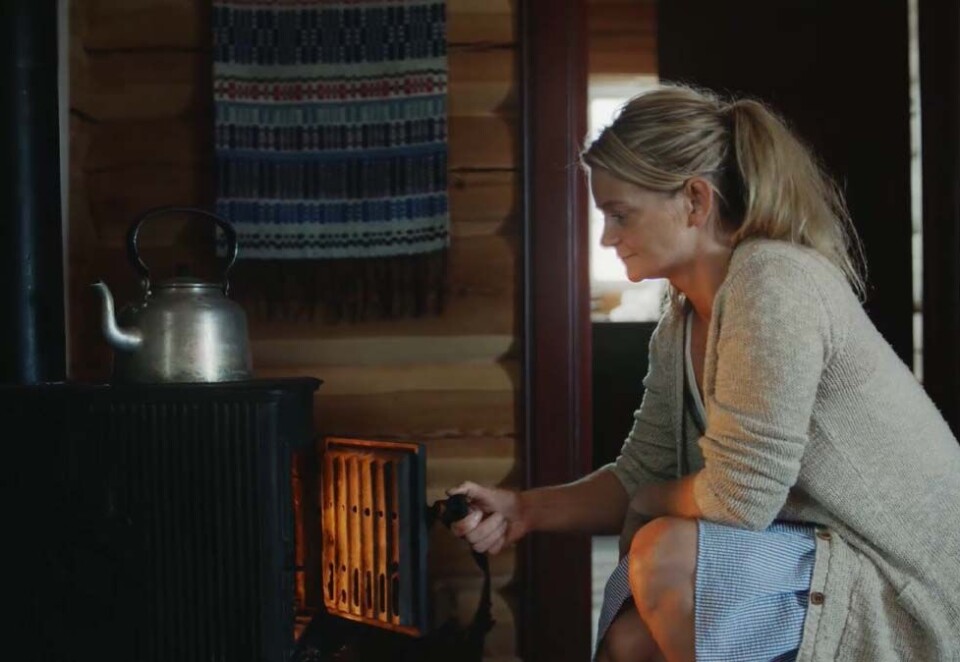 Trives både på hytta og på tv: Norsk Tipping trives både på tv og på hytta og er med å dra opp bruken av reklame på spill det siste året med reklamefilmer for Lotto. De internasjonale pengespillselskapene bruker samtidig mindre penger på tv-reklame rettet mot norske seere.