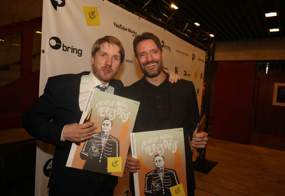 Løftes frem av bransjen: - Anerkjennelse fra de vi prøver å imponere hvert år i Gullblyanten har mye å si, sier Sebastian Prestø (til høyre). Her med makker Anders Muurman Holm og en fersk ærespris. Foto: Eivor Eriksen
