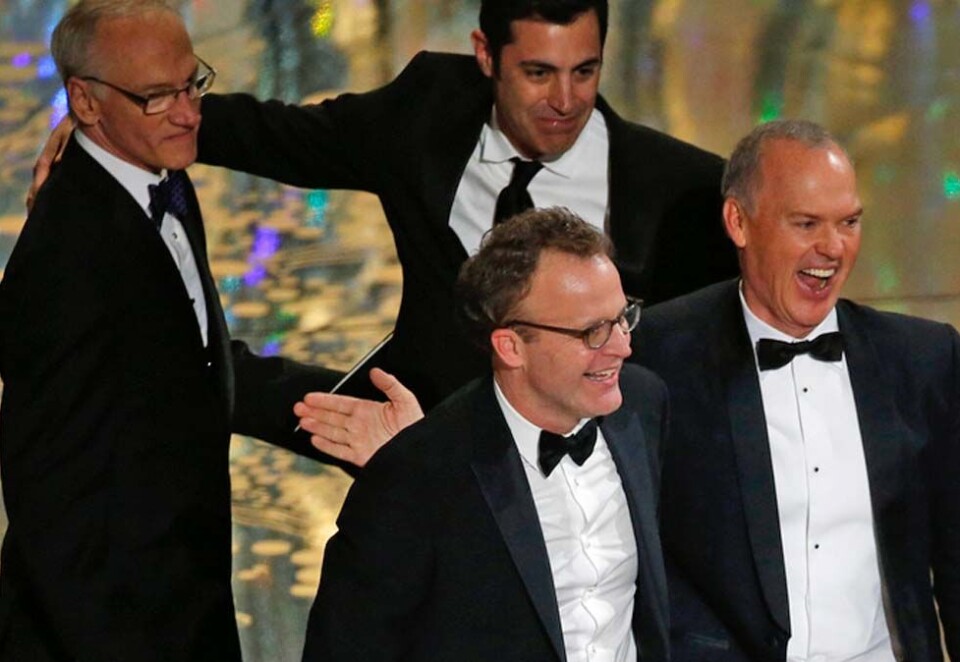 Beste film: Skuespiller Michael Keaton (til høyre) og regissør Tom McCarthy kunne søndag feire prisen for beste film på den store Oscar-festen i Hollywood i California. Foto: REUTERS/Mario Anzuo.