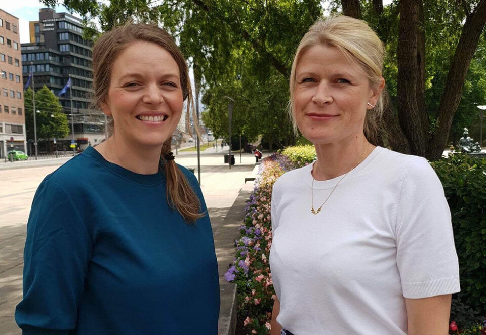 Ruller ut ny logo: - Det har blitt mye fokus på at noen skal fratas det gamle byvåpenet. Det er ikke det vi gjør, sier prosjektleder Anne Aagaard i Oslo kommune (til venstre). Her med kommunikasjonsrådgiver Hanne Rønning Jorud.