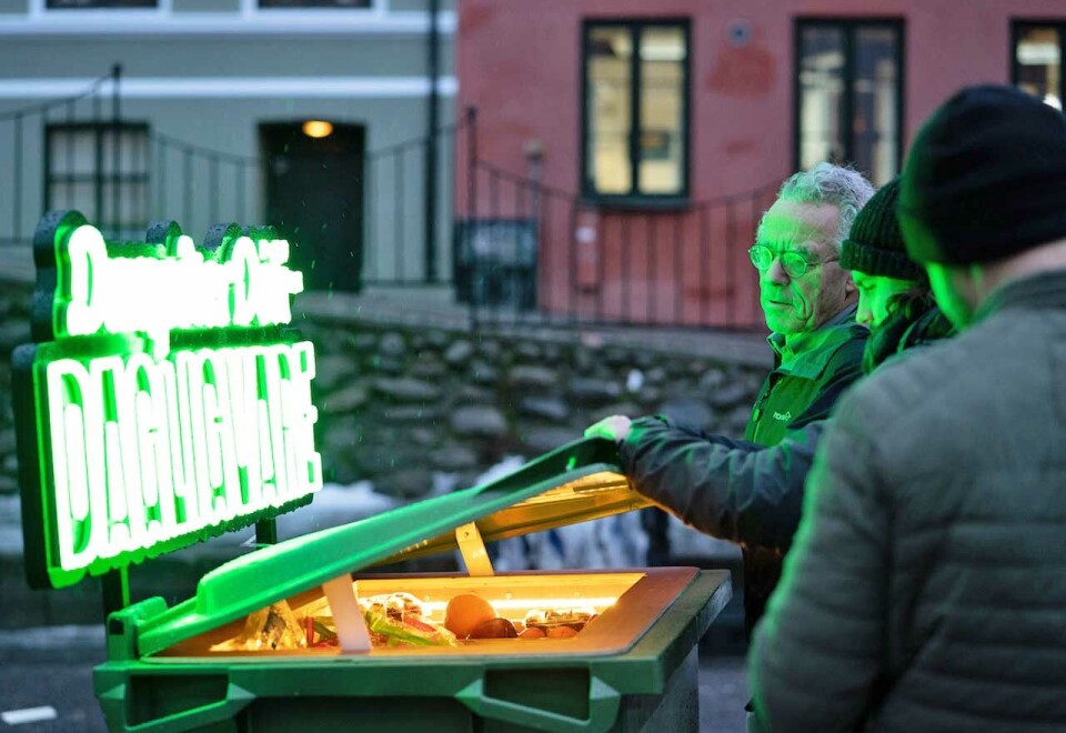 Nysgjerrig: Også politiker Rasmus Hansson hadde tatt turen til Dumpster Deli-butikken denne uken.