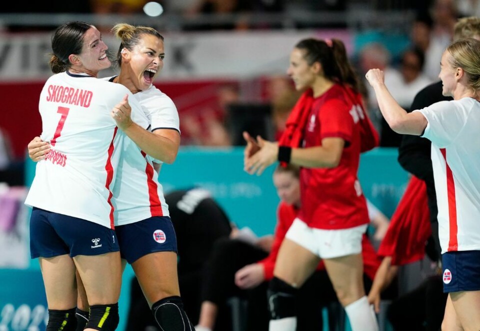 Populære: Håndballjentene er som vanlig meget populære når de spiller landskamper. Foto: NTB.