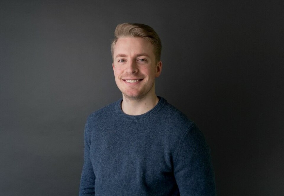 Klar i Hausmann: Lukas Aasbø har startet i Hausmann som grafisk designer. - Jeg gleder meg veldig til å være med å skape bra ting her i Hausmanns gate, eller hvor enn folk har hjemmekontor om dagen, sier Aasbø. Foto: Hausmann.