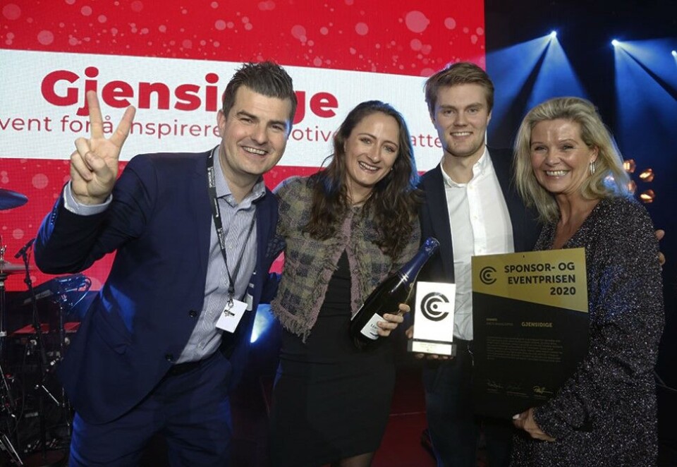 Kutter i sponsormidlene: Gjensidige har hentet flere priser på Sponsor- og eventprisen. Her får sponsorsjef Stian Grøstad (til venstre) med seg den gjeve bransjeprisen på fjorårets utdeling. Foto: Eivor Eriksen