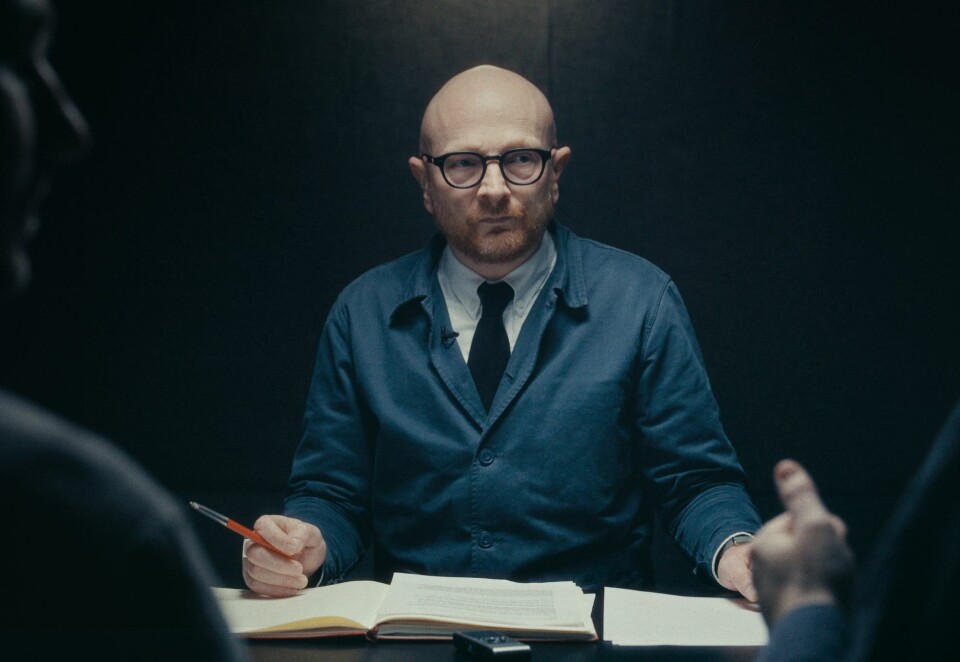 Går undercover: Gravejournalisten Mads Brügger i dansk TV2 mente undercover-metoden måtte til for å avsløre forholdene i «Den sorte svane». Bildet er hentet fra dokumentaren. Foto: TV2/NRK