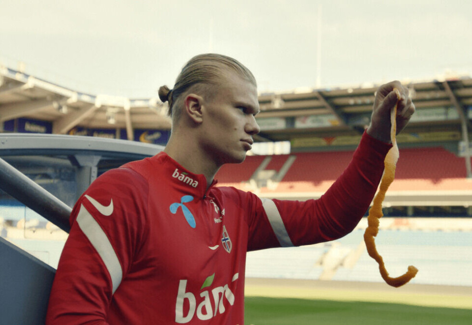 Stjernelag: Erling Braut Haaland er naturlig nok en av som ringes når et stjernelag skal samles. I tillegg til ham er Martin Ødegaard og Caroline Graham Hansen med i den Harald Zwart regisserte kampanjefilmen hvor Rat City og Iska Heim spiller musikken. Foto: Bama.