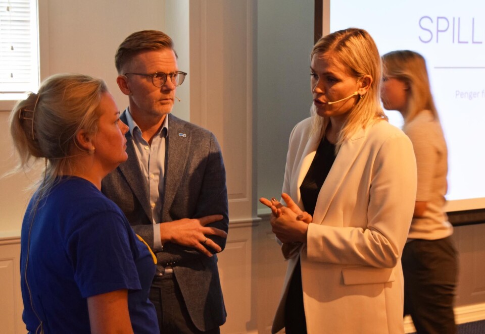 Savnet meningsmotstandere: Verken Norsk Tipping, idrettsforbundet, regjeringen eller Lotteritilsynet var å se da bransjeforeningen for onlinespill ville diskutere den norske spillpolitikken. Debattleder Carina Olset måtte dermed gjøre så godt hun kunne med de to meningsfellene Silje Hjemdal og Tage Pettersen. Foto: Knut Kristian Hauger