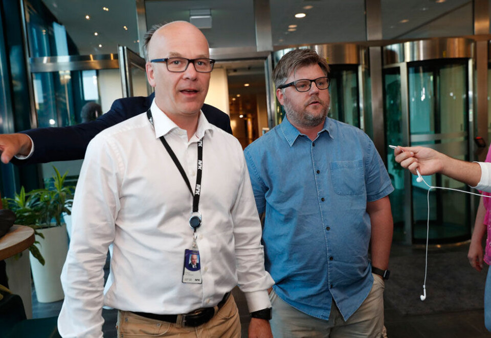 Avblåser streiken ved midnatt: Kringkastingssjef Thor Gjermund Eriksen og NRK-journalistenes streikegeneral Richard Aune er i langt bedre humør onsdag kveld enn for åtte dager siden. Foto: NTB Scanpix.