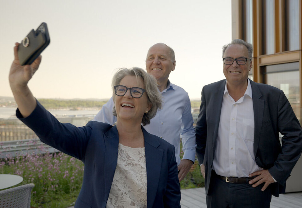 Sjef-selfie: Den nye konsernsjefen i Telenor, Benedicte Schilbred Fasmer, tar en sjef-selfie sammen med avtroppende konsernsjef, Sigve Brekke, og styreleder i Telenor, Jens Petter Olsen. Foto: Telenor.