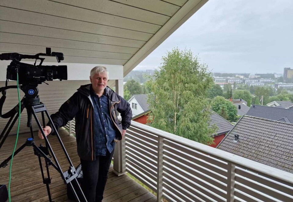 Strømming av striregn: Hamar Arbeiderblad har rigget klar til strømming av striregn fra verandaen til journalist Stian Steinsvik. Foto: Stian F. Steinsvik