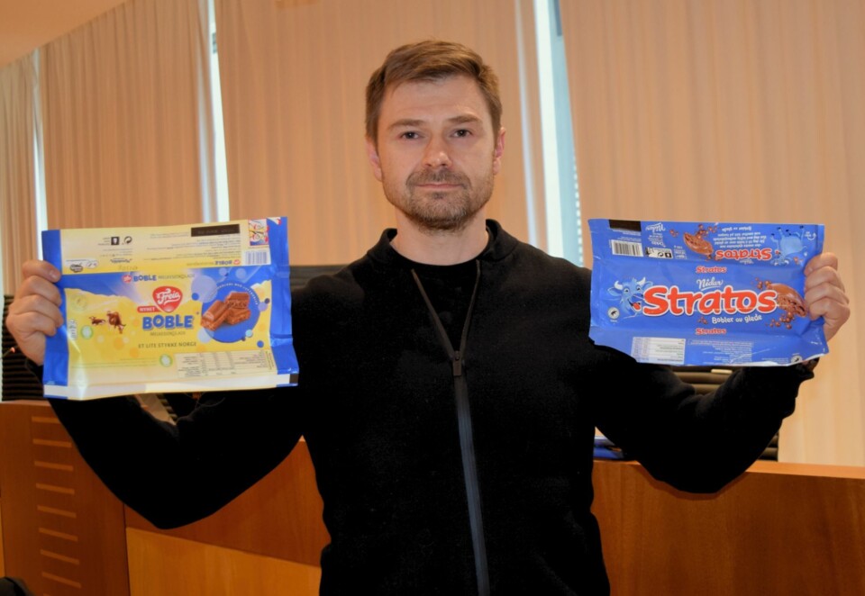 Mondelez: Kommunikasjonssjef i Mondelez, Øyvind Olufsen, holder opp de to sjokoladene som utgjør stridens kjerne og mener det er umulig å ta feil av de to. Mandag var han til stede i tingretten under første dag i merkevarestriden mellom Mondelez og Orkla Confectionary & Snacks. Foto: Anette Johansen-Desjardin.