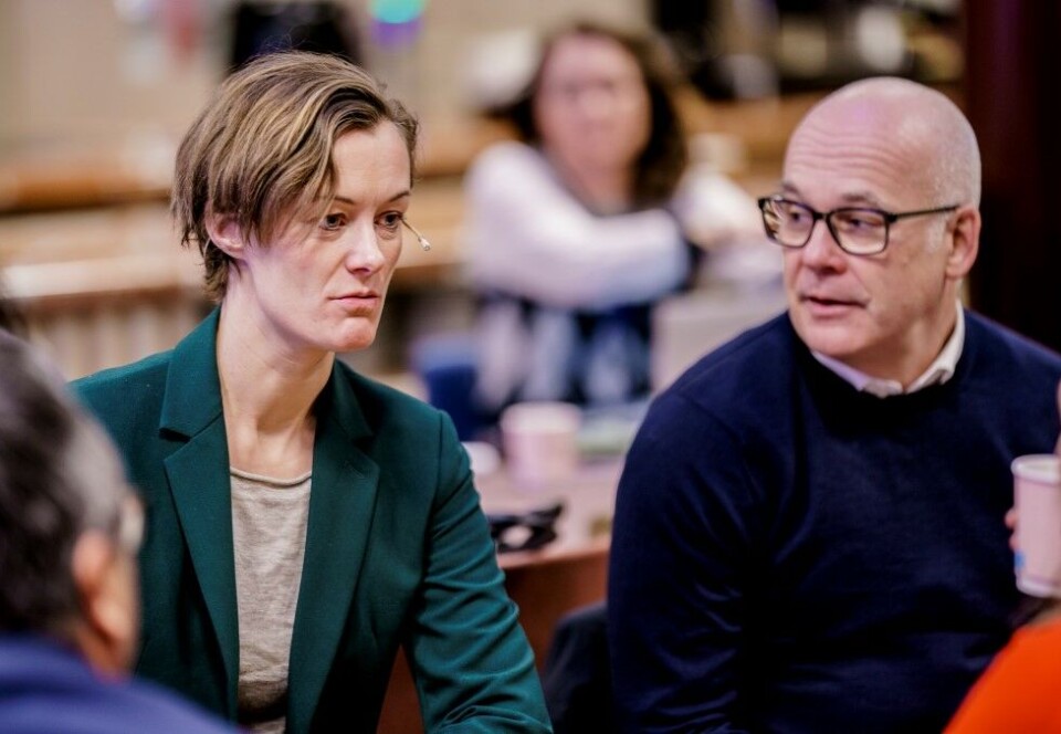 Fnyser av Høyre-utspill: Høyre beskylder Ap for å ikke ønske debatt om NRK-plakaten. men får svar på tiltale fra Kulturdepartementet her representert ved kulturminister Anette Trettebergstuen (Ap) som for anledningen sitter sammen med kringkastingssjef Thor Gjermund Eriksen. Foto: NTB