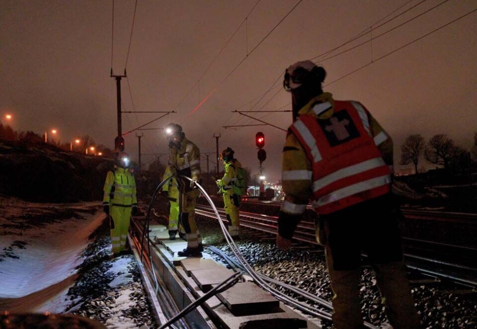 Jobber på spreng: Bane Nor har vært i hardt vær etter de mange utsettelsene og overskridelsene på Follobanen. Her et bilde av noen av nattarbeiderne på Follobanen i januar 2023. Foto: Aleksander Haugdal, Bane NOR
