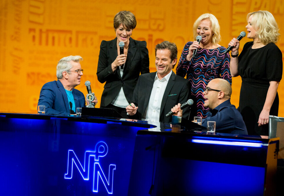 Hylles: Programleder Jon Almaas blir hyllet av Knut Nærum (f.v.), Pernille Sørensen, Linn Skåber, Johan Golden og Ingrid Gjessing Linhave under sin siste innspilling av satireprogrammet Nytt på nytt torsdag kveld. Foto: Vegard Wivestad Grøtt / NTB Scanpix.
