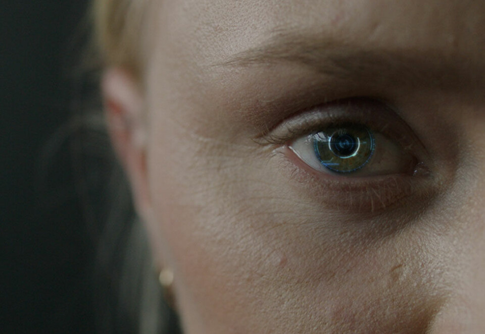 Lurte ungdommer: I midten av juni ble en reklamefilm om linsen Isynx, en elektronisk kontaktlinse som tilsynelatende kan ta beslutninger for brukeren, publisert på Facebook. Flere fylte ut søknadsskjema for å prøve linsen. Nå avsløres det hele som en bløff. Foto: Volt Film