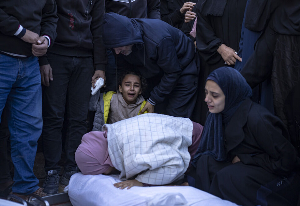 Nyhetsmeldingene fra lidelsene på Gaza vekker stort engasjement verden over. På plattformen X/Twitter dominerer nå sju nye «elitekontoer» i nyhetsformidlingen fra krigen, ifølge en amerikansk forskergruppe. Her sørger palestinere om tapet av sine nære. Foto Fatima Shbair / AP / NTB