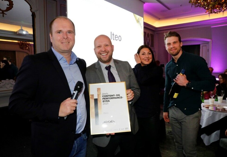 Nykommer på seierslista: I kveld gikk nykommeren Iteo til topps i kategorien «Årets content-og performance-byrå». Daglig leder Andreas Thue sier at han er oppriktig overrasket over seieren og at han angrer på at han ikke tok med hele byrået. Foto: Eivor Eriksen