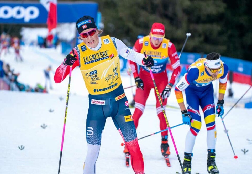 Tøffe tak: Johannes Høsflot Klæbo vant årets Tour de Ski etter de vanlige tøffe takene opp monsterbakken i Val di Fiemme. Også Viaplay må klatre skal de klar å matche seertallene til NRK for noen år siden. Foto: Terje Pedersen / NTB