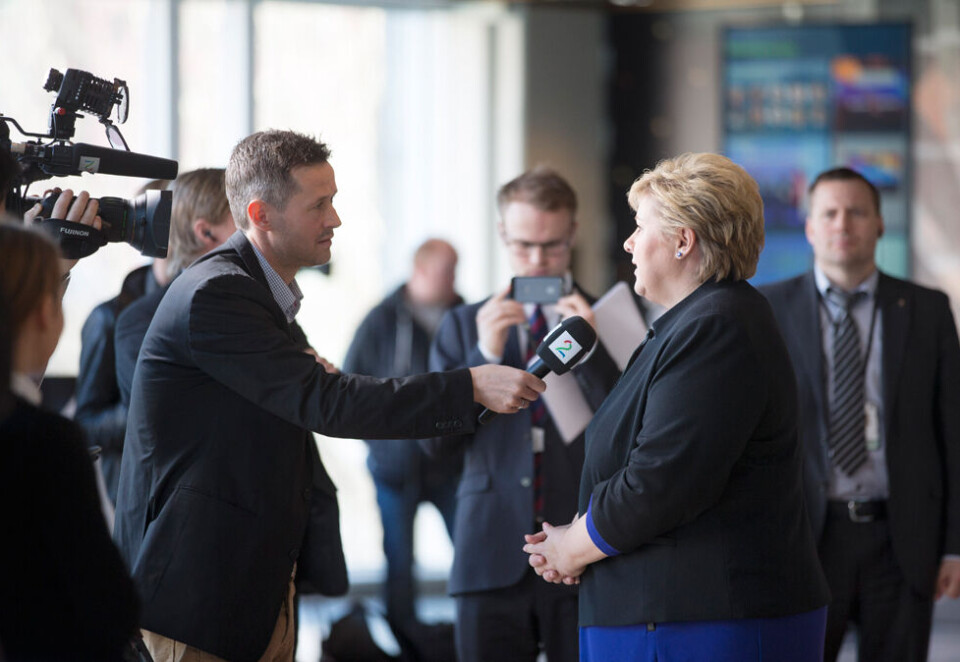 Kun på TV 2: TV 2 fikk enerett til en offentlig rapport om norske banker fra Konkurransetilsynet. Her blir statsminister Erna Solberg intervjuet om rapporten ev en TV 2-reporter under Finansnæringens dag på tirsdag. Foto: Håkon Mosvold Larsen/NTB Scanpix.