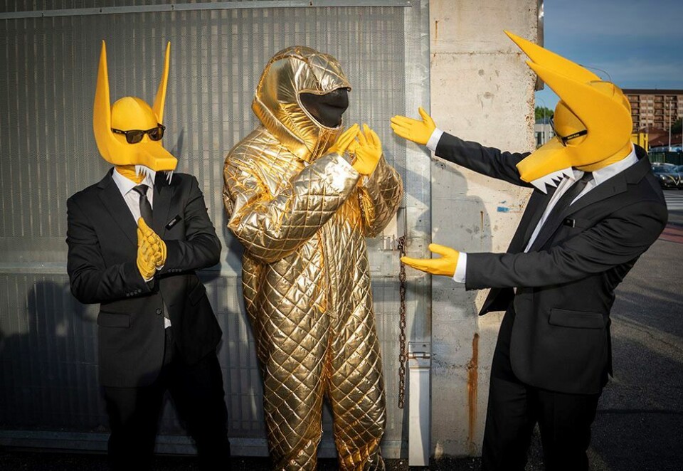 Ikke Tix: NRKs journalister «avslørte» at det var fjorårets Melodi Grand Prix-vinner Tix som hadde skjult seg bak astronaut-kostymet i Subwoolfer. Det hele viste seg å være et velregissert PR-stunt. Foto: Heiko Junge/NTB