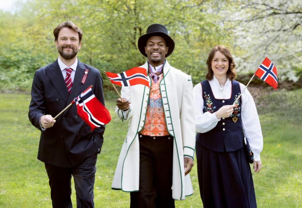 17. mai-trio: Kåre Magnus Bergh er et kjent NRK-fjes for de aller fleste som følger kanalen. Nathan Kahungu debuterer imidlertid på NRK1 på selveste 17. mai. Kirsti Falch-Nilsen skal som vanlig kommentere barnetoget fra Oslo. Foto: NRK.