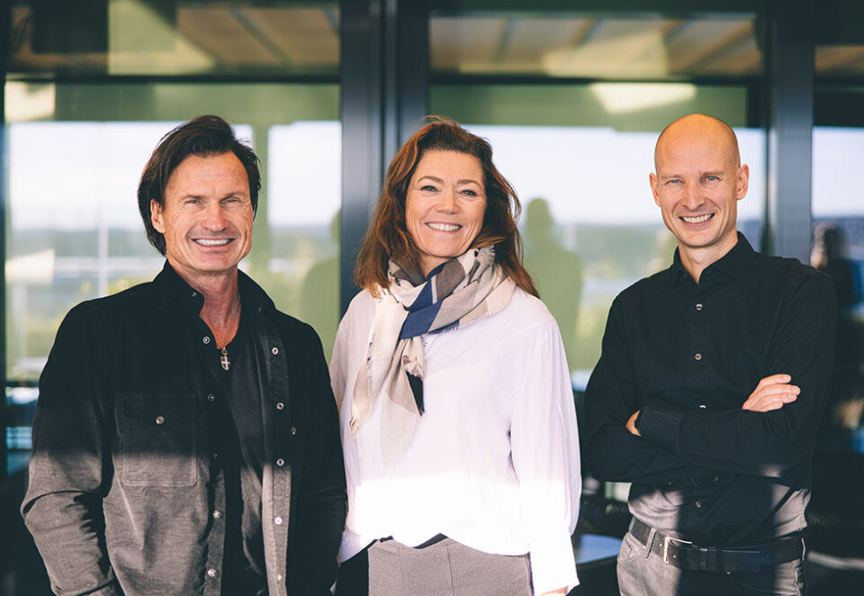 Overtar andeler: Petter A. Stordalen (til venstre) selger Tibber-aksjer til Schibsted-sjef Kristin Skogen Lund. Tibber-gründer Edgeir Vårdal Aksnes til høyre. Foto: Schibsted