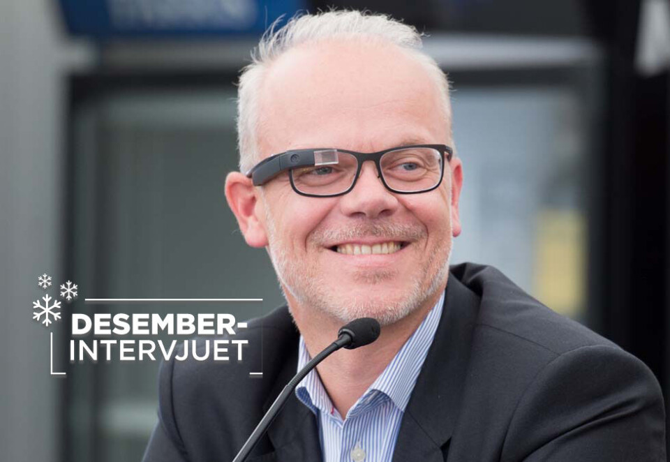 Bytter ikke til Apple: Kampanje drar i dag i gang vår faste julespalte Desemberintervjuet. Først ut er avtroppende Google-sjef Jan Grønbech som avviser at han nå endelig kommer til å kjøpe en Iphone fra Apple. - Jeg vil heller prøve å sende SMS fra min Remarkable enn å bytte til Apple, sier han. Foto: Roger Fosaas