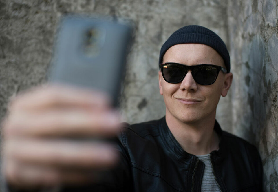 Lever av Snapchat: Norske Geir Ove Pedersen, bedre kjent som Geeohsnap, har Snapchat som sitt levebrød. - Det er litt morsomt, for det er ikke så mange som kjenner meg igjen når jeg ikke har på lua og solbrillene. Foto: Magnus Wintersborg